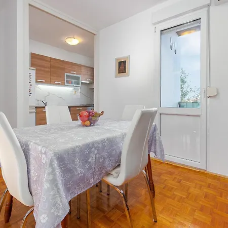 1 Bedroom Gorgeous In Daire Zadar