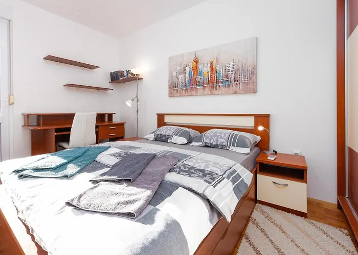 1 Bedroom Cozy In Apartment *