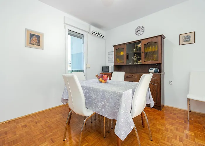 1 Bedroom Cozy In Apartment *